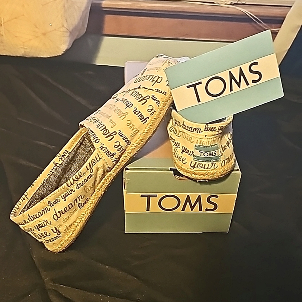 TOMS "Live Your Dream" Espadrille Canvas Slip-ons in size 7W.